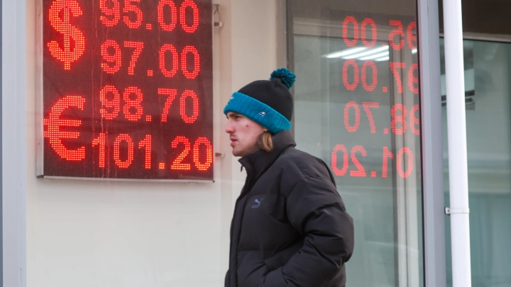 Рубль крепнет, доллар дешевеет. Шоковая ситуация для обменных пунктов: Причины скачков назвал Колташов