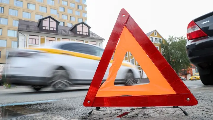 Электросамокатчик попал под автобус на севере Москвы
