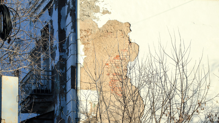 Потолок в петербургском общежитии начал осыпаться на головы студентам