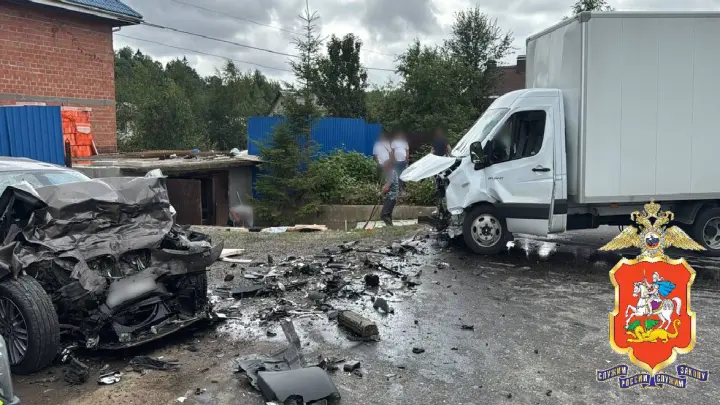 БМВ протаранил встречный автомобиль в Подмосковье