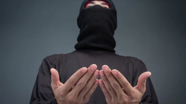 Мигрант из Казахстана захватил радиостанцию в Петербурге. Потребовал взорвать Москву и остановить СВО