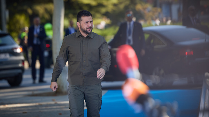 Парень в хаки готов тратить миллионы: Побег Зеленского рассекречен