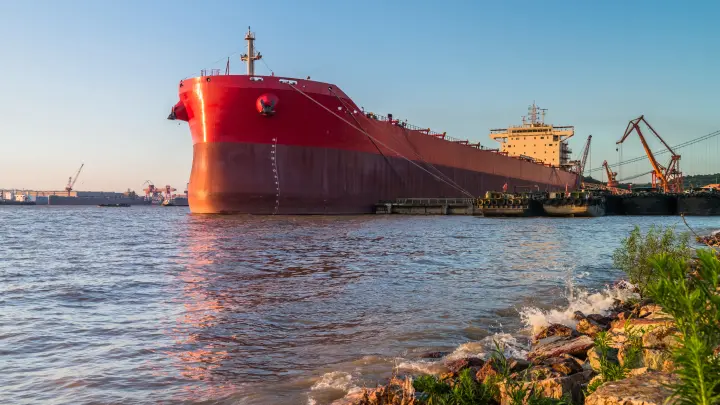 Греческий миллиардер водит танкеры через Ормузский пролив ради рекордной прибыли
