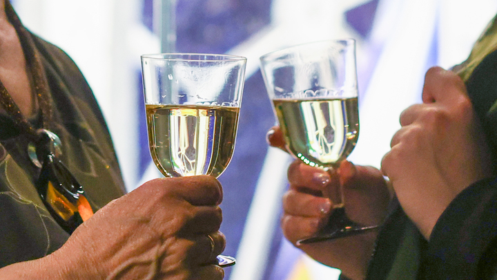 К чему снится шампанское: значение, подробное толкование К чему снится шампанское: значение, подробное толкование