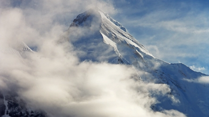Новые кадры с пика Победы: Военный беспилотник показал палатку русской альпинистки Наговициной