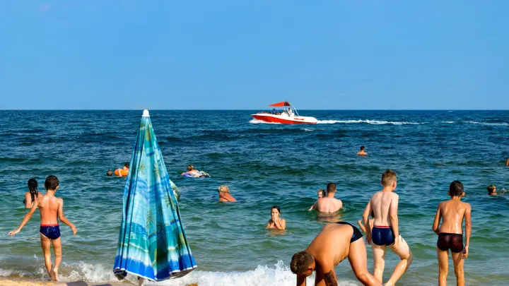 Один въезд и домой: ЕС сворачивает многократные визы для русских