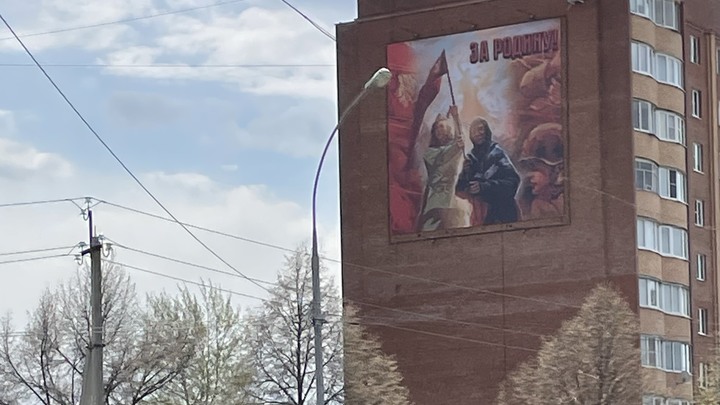 За Родину: в Тольятти на фасаде дома разместили изображение знаменитой бабушки со Знаменем Победы