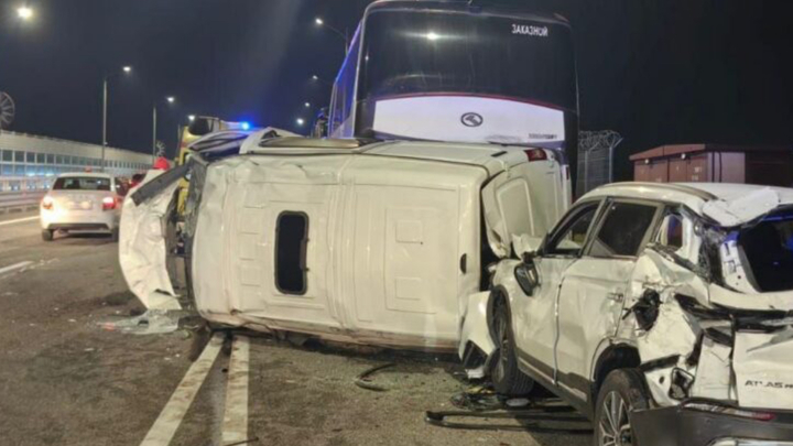 В Сочи произошло массовое ДТП с автобусом и Газелью