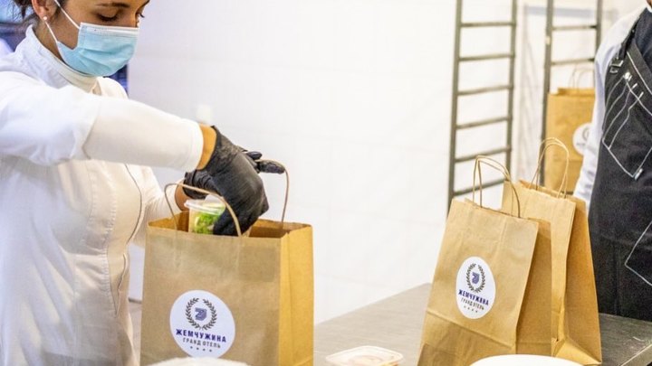 Способ сказать «спасибо»: в Сочи врачам ковид-госпиталей с начала пандемии привезли 5000 обедов