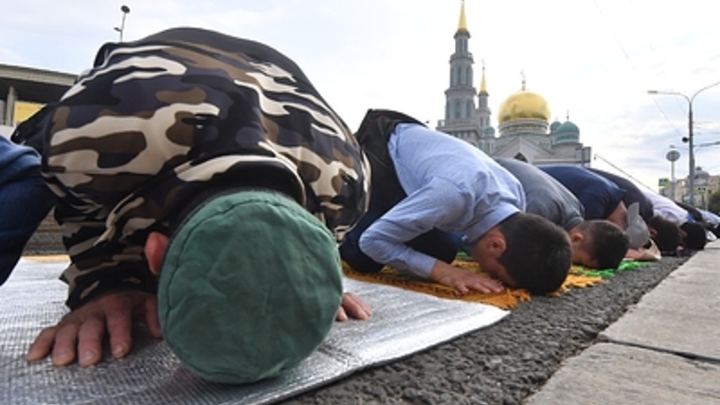 В центре Грозного вооруженный бандит напал на сотрудника ГИБДД во время совершения намаза