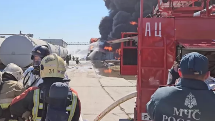 Ёмкости с нефтепродуктами загорелись в Омске на площади в тысячу кв.м