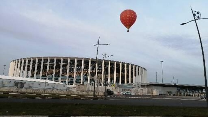 В Нижнем Новгороде воздушный шар накрыл автомобиль