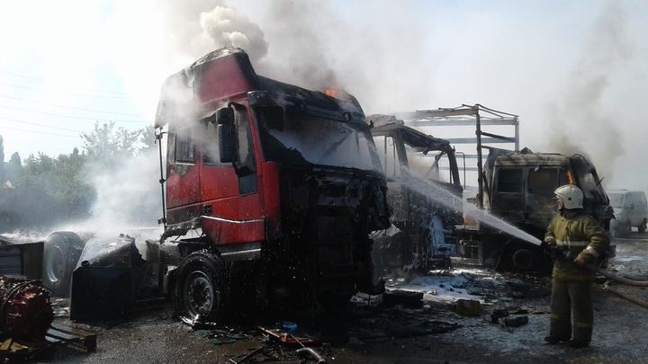 В Ростовской области за одно утро сгорели пять грузовиков