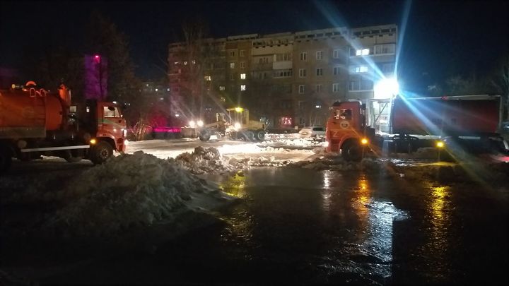 Топит улицы: дворы и дороги кемеровской Металлплощадки оказались залиты водой