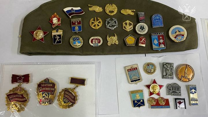 Китаец пытался вывезти из Забайкалья за границу значки и монету времен СССР