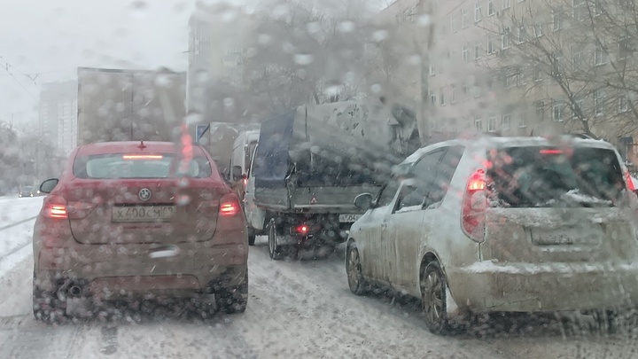 Челябинск засыпало снегом, город стоит в пробках