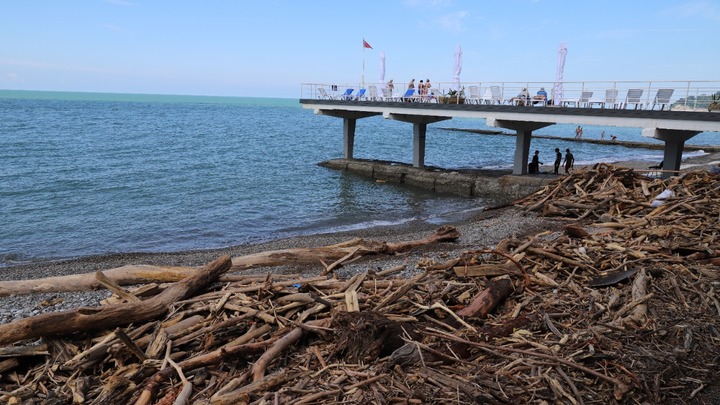 Не пляж, а сплошная помойка. Отдыхающие должны убирать?: Как курорты приходят в себя после потопа