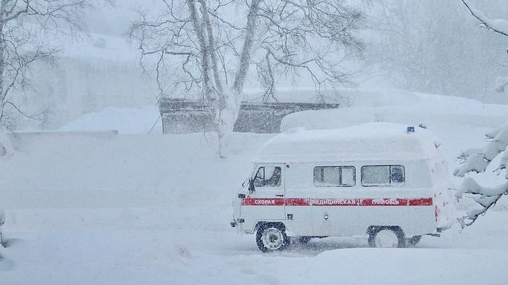 В Туапсе фельдшер шла пешком в гору в метель, чтобы добраться до больного с кровотечением