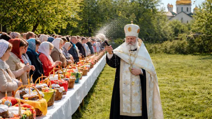 Священник назвал продукт, который не принято приносить для освящения на Пасху