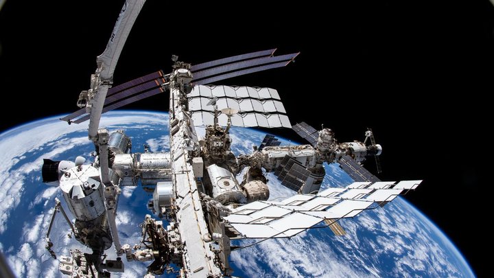 Стало известно, почему космонавт Артемьев экстренно вернулся на МКС из открытого космоса