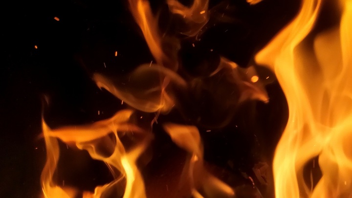 Крупный пожар в Москве: Возле Ленинградского вокзала виден столб огня