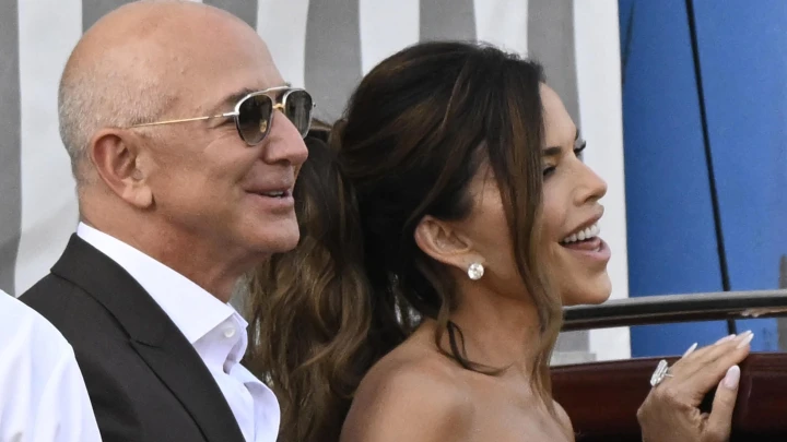 Безос женится с размахом: 90 частных самолетов на свадьбе в Венеции