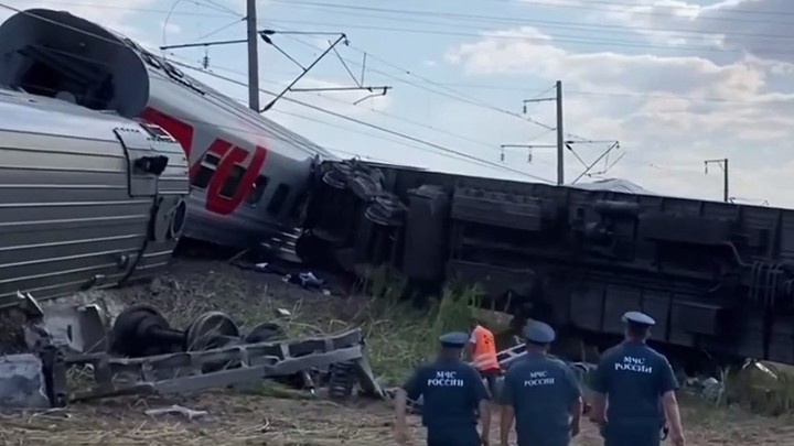 Число жертв схода поезда в Волгоградской области достигло 52 человек