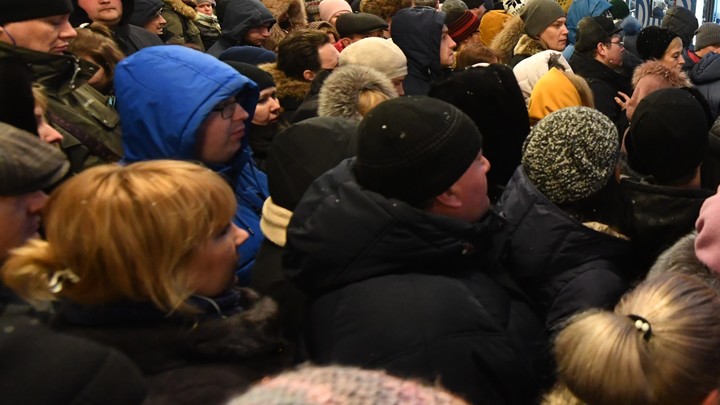 Предновогодняя распродажа в бутике Алма-Аты привела к массовой давке - Видео
