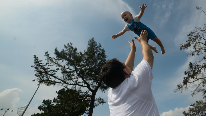 Лапуська! Как на папу смотрит: Муж Саши Кабаевой познакомился с маленьким сыном