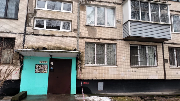 Мошенники начали расклеивать QR-коды на подъездах: В МВД объяснили, в чём опасность