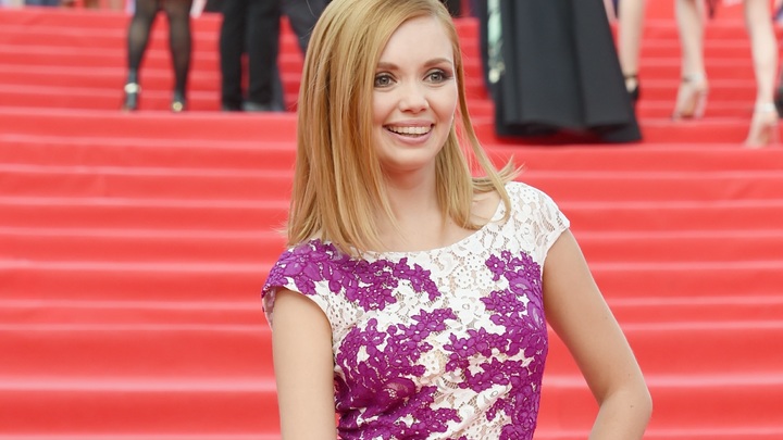 Переглядки и любовь на расстоянии: Ради мужа известная актриса готова сбегать из России