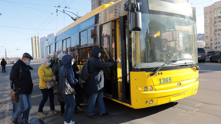 В Новосибирске поругались пассажиры попавших в ДТП автобуса и троллейбуса