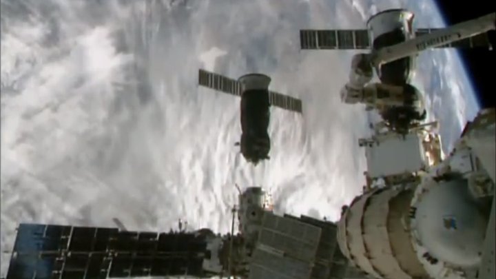 Космонавт объяснил опасность трещин на МКС: Она, конечно, уже в возрасте