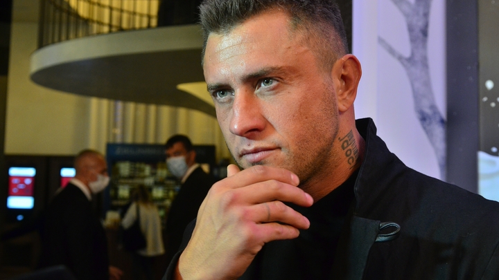 Актёр Прилучный устроил скандал, начав с фразы: Знаешь, с кем вообще разговариваешь?