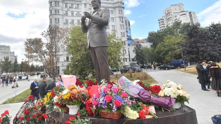 На пластинках у памятника Кобзона обнаружили QR-коды сайта по продаже наркотиков