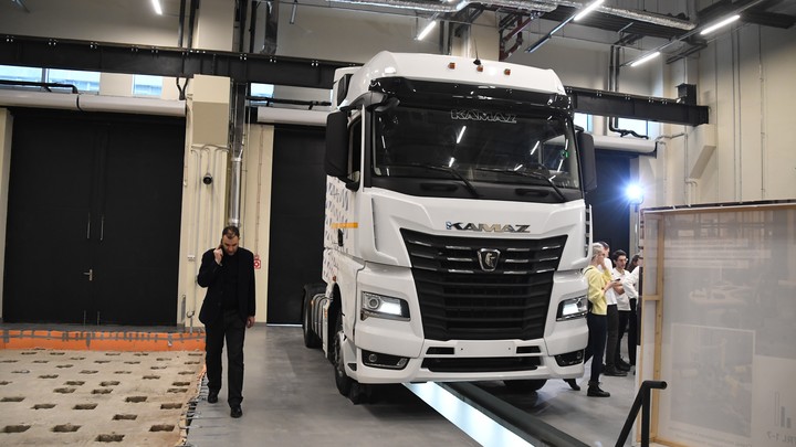 Киберпанк по-русски: Беспилотные КамАЗы начнут ездить между Москвой и Питером уже летом