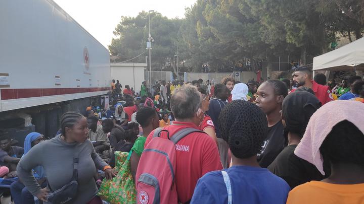 Маленький городок оказался за два дня в руках мигрантов. Введён режим ЧС