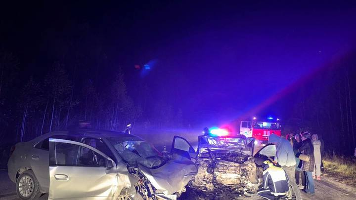 Два человека погибли в лобовом столкновении автомобилей на уральской трассе