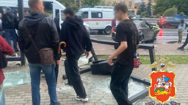 В Долгопрудном легковушка влетела в остановку с людьми