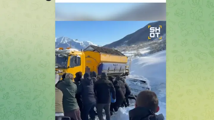 Сотни машин в снежном плену: граница России и Грузии встала намертво