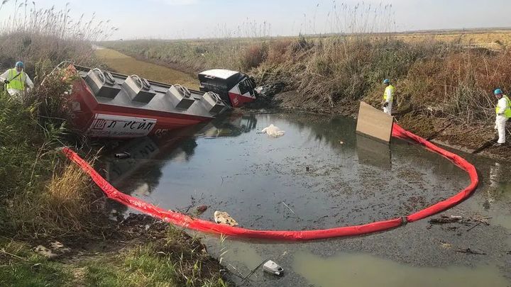 В Адыгее автоцистерна с нефтепродуктами упала в канал возле трассы