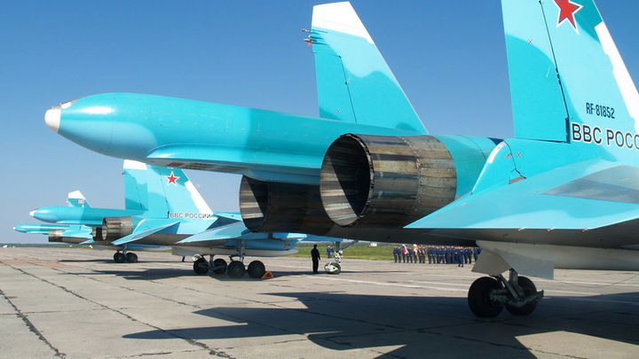 Экипажи самолётов Су-34 ВКС России уничтожили склад боеприпасов и три опорных пункта ВСУ в зоне СВО