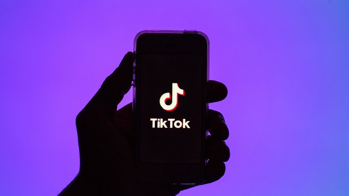Тиктокеры в юбках устроили потасовку на детской площадке в Питере