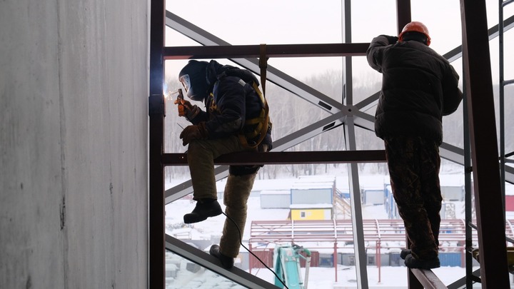В Новосибирске у здания ГУМа возводят забор для замены подпорной стенки