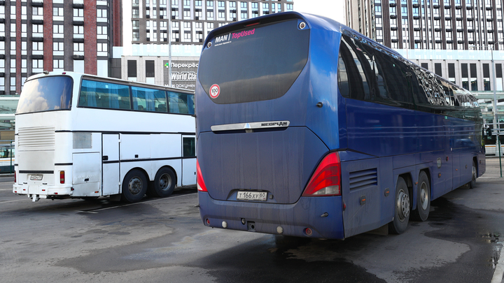 Билет перепродали: Школьницу высадили из автобуса до Карасука за минутное опоздание