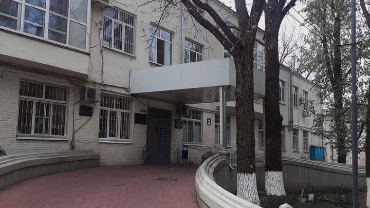 В Ростове под забором ЦГБ умер сбежавший из ковид-госпиталя пациент