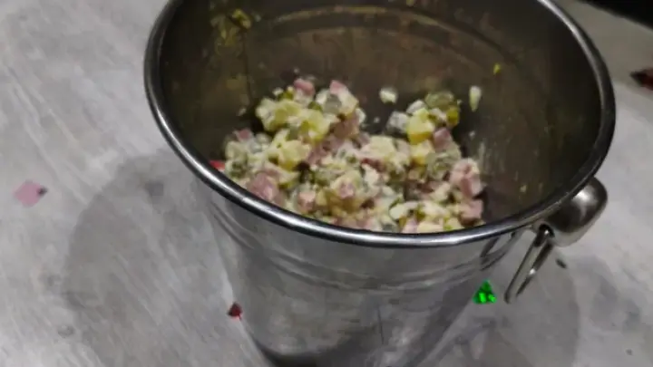 Итальянский ведущий назвал удививший его факт о салате оливье на Новый год