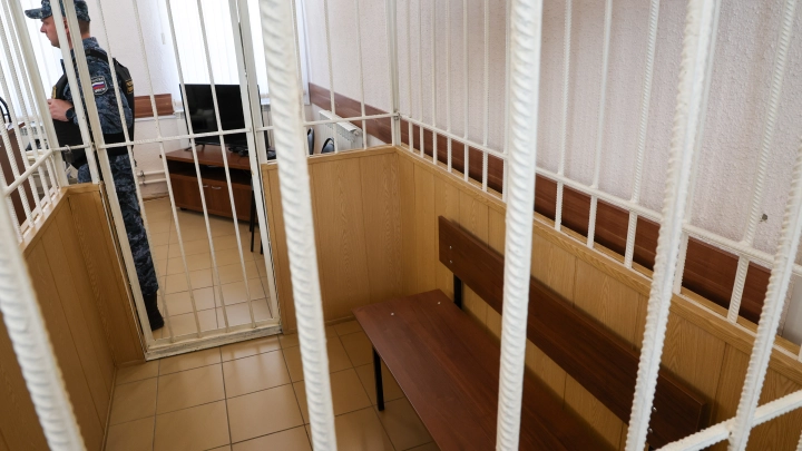 Шесть лет за подработку: в Архангельске подростка признали виновным в поджоге партийного офиса