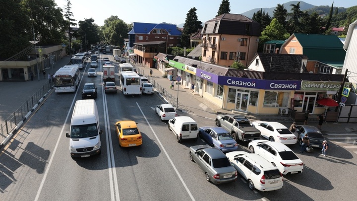 Ремонт участка трассы А-147 в Сочи отложили из-за большого потока машин