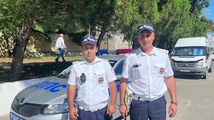 В Геленджике госавтоинспекторы доставили в больницу 7-летнюю девочку с рваной раной ноги